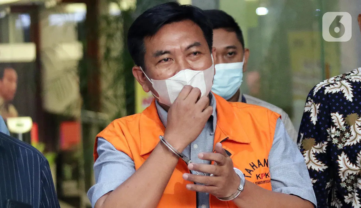 Direktur Utama PT Permata Nirwana Nusantara yang juga Direktur PT Duta Mas Indah, Heri Sukamto usai rilis penahanan di Gedung KPK, Jakarta, Kamis (28/7/2022). KPK menahan Heri Sukamto terkait kasus dugaan korupsi pekerjaan pembangunan Stadion Mandala Krida Daerah Istimewa Yogyakarta yang diusut sejak awal 2021. (Liputan6.com/Helmi Fithriansyah)