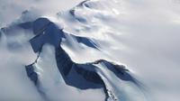 Pandangan udara kondisi pegunungan es di Semenanjung Antartika (3/11). Berbagai riset mengatakan fenomena ini disebabkan oleh aktivitas manusia, seperti emisi dari gas rumah kaca. (Mario Tama/Getty Images/AFP)