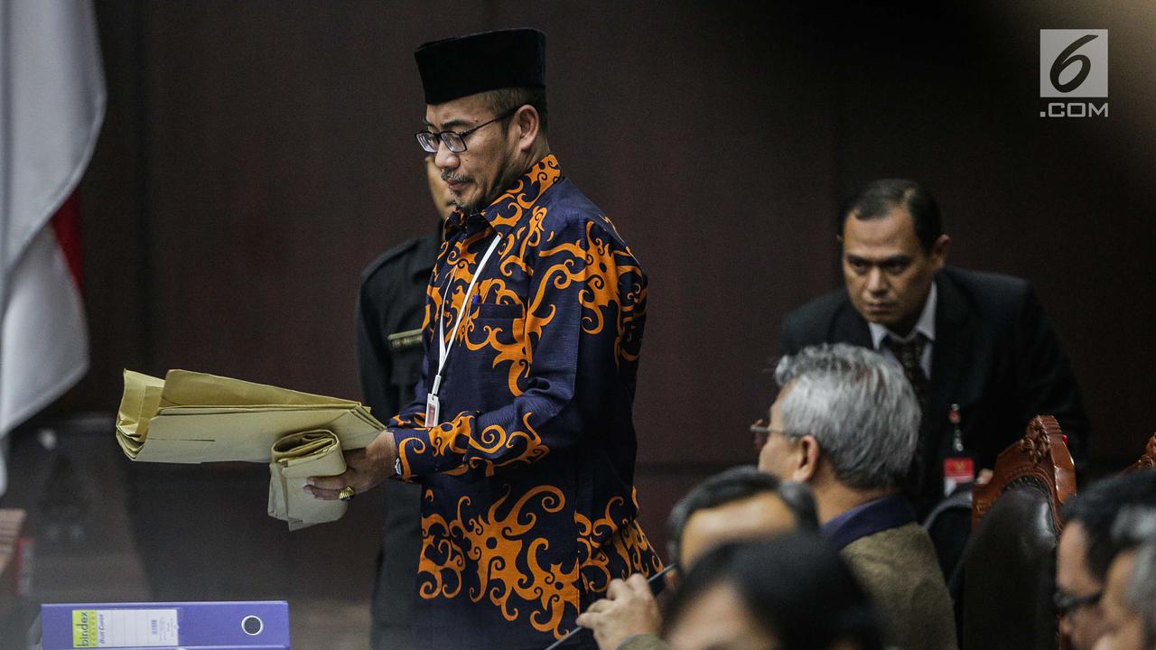 KPU Tunjukkan Amplop ke Hakim MK dan Tim Hukum Prabowo
