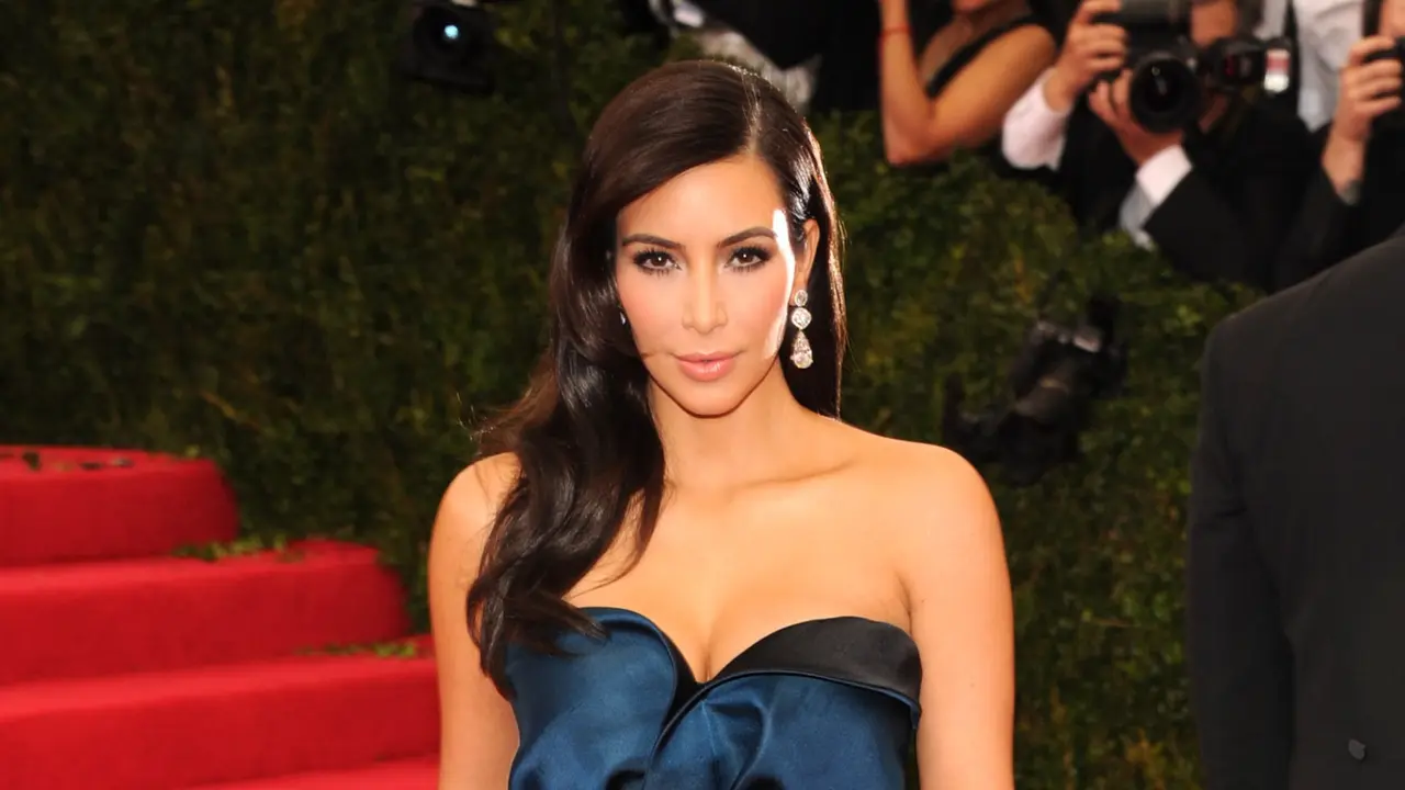 Kim Kardashian memiliki payudara besar dulu ia sempat malu. (Foto: Huffington Post)