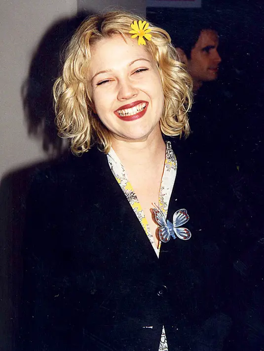 Gemas banget! Meski terlihat seksi dan dewasa dengan lipstick merah, Drew tetap terlihat manis dengan riasan kupu-kupu pada September 1998. (Jeff Kravitz/FilmMagic/USMagazine)
