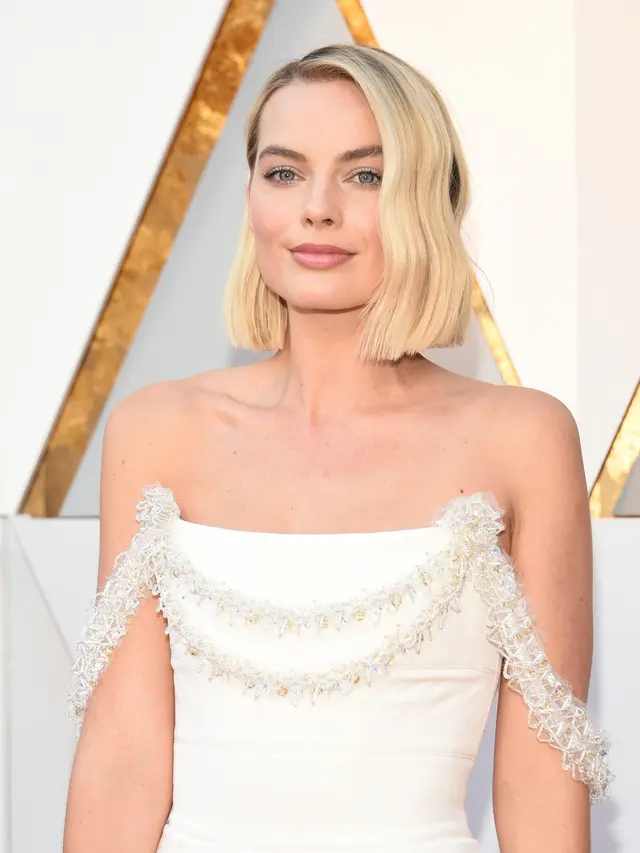 Kenakana Gaun Putih, Margot Robbie Tampil Menawan Saat Hadiri Academy Awards