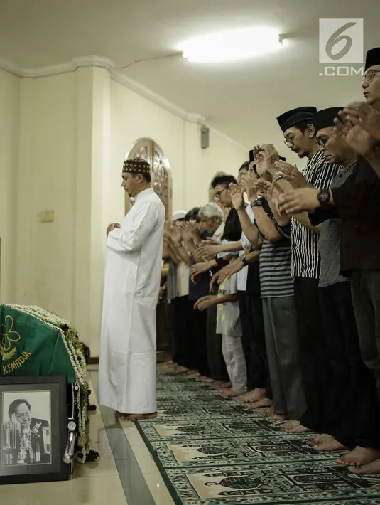 Keluarga dan kerabat saat mensalatkan jenazah Deddy Sutomo di Masjid sekitar Flamboyan Cantik, Ciputat, Tangerang Selatan, Rabu (18/4). Aktor Deddy Sutomo meninggal pada pukul 07.00 wib dengan usia 77 tahun karena sakit. (Liputan6.com/Faizal Fanani)