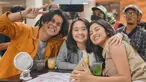 Dipasangkan dalam sebuah serial baru bejudul Ketua BEM and His Secret Wife, penampilan Ochi Rosdiana dan Ajil Ditto beberapa waktu belakangan ini sempat mencuri perhatian. Banyak habiskan waktu bersama di lokasi syuting, keduanya pun kerap tampil kompak dan kocak. (Liputan6.com/IG/@ochii24_ofc)