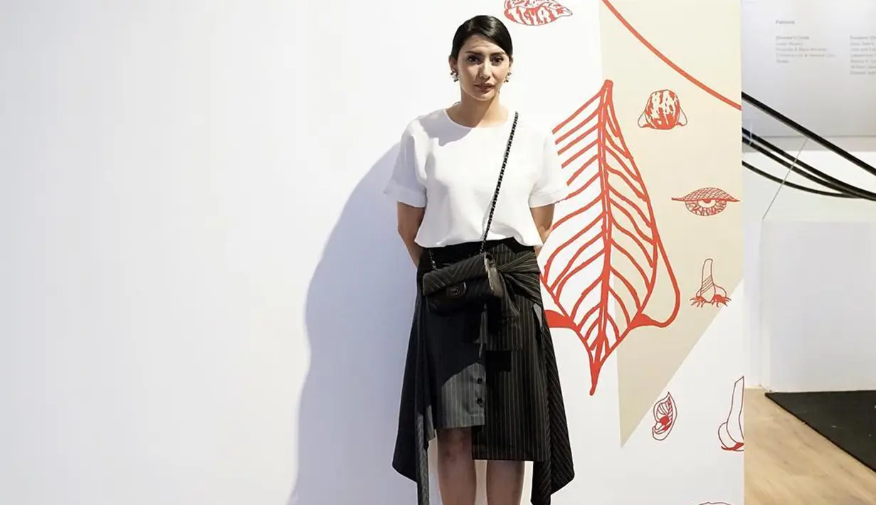 Masih menggunakan pakaian berwarna putih, penampilan Tyas dengan rambut diikat ini juga terlihat sangat nyaman. Ia pun memadukannya dengan tas kecil dengan bawahan berwarna hitam dengan motif garis. (Liputan6.com/IG/@tyasmirasih)