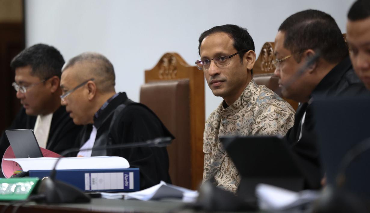 Mantan Menteri Pendidikan, Kebudayaan, Riset, dan Teknologi (Mendikbudristek), Nadiem Anwar Makarim (tengah) saat mengikuti persidangan lanjutan di Pengadilan Tindak Pidana Korupsi (Tipikor) pada Pengadilan Negeri Jakarta Pusat, Senin (19/1/2026). (Kapanlagi.com/Budy Santoso)