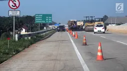 Petugas memperbaiki Jalan Tol Trans Jawa ruas Semarang-Brebes jelang arus mudik 2019 di Kabupaten Brebes, Jawa Tengah, Senin (27/5/2019). Perbaikan terus dilakukan jelang arus mudik 2019. (Liputan6.com/Gholib)