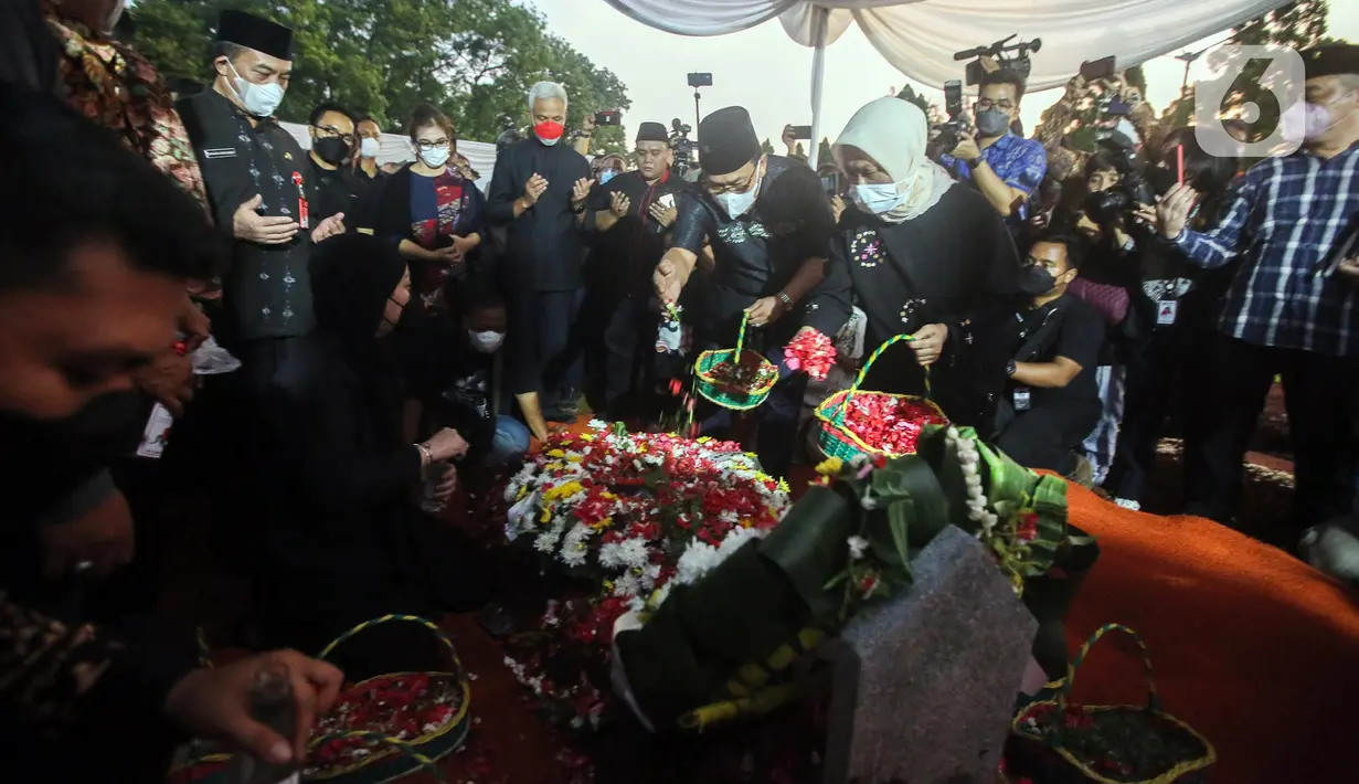 Sejumlah tokoh melakukan tabur bunga pada makam Menpan RB Tjahjo Kumolo saat prosesi pemakaman di Taman Makam Pahlawan Kalibata, Jakarta, Jumat (1/7/2022). Tjahjo Kumolo meninggal dunia di Rumah Sakit Abdi Waluyo Jakarta Pusat sekitar pukul 11.10 WIB. (Liputan6.com/Faizal Fanani)