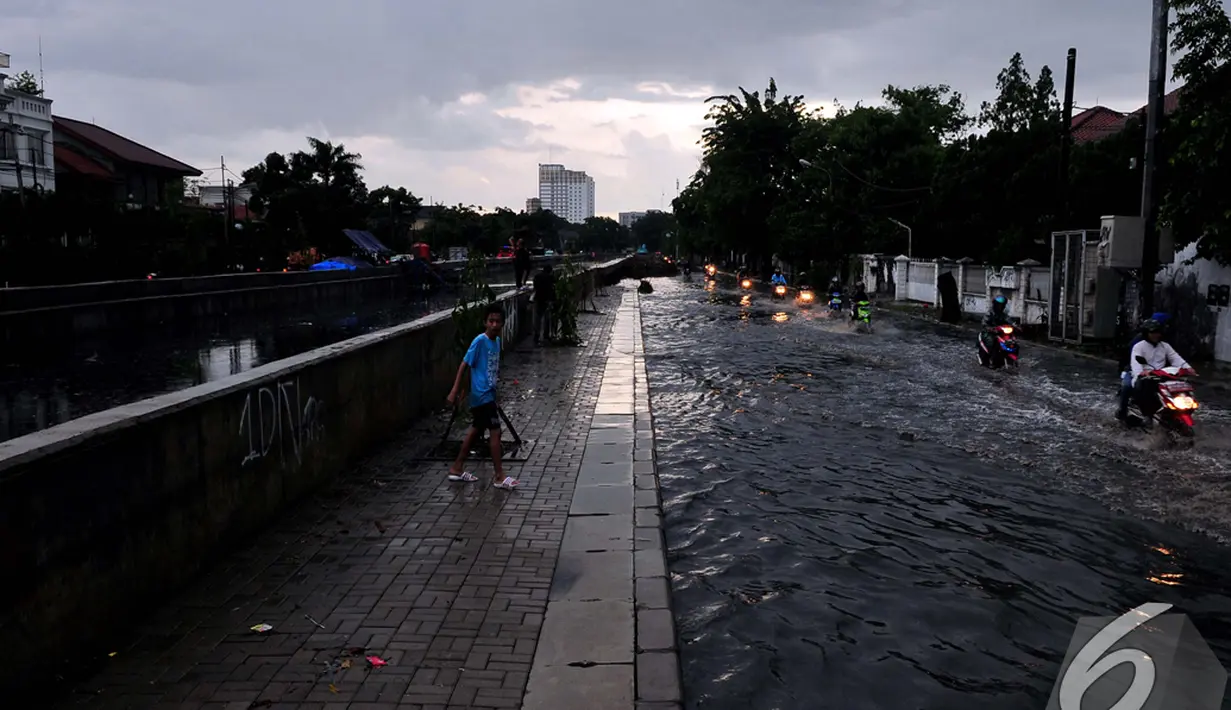 Anak Kali Ciliwung meluap sebabkan banjir di kawasan Cempaka Putih Tengah, Jakarta Pusat, Jumat (5/12/2014). (Liputan6.com/Johan Tallo)