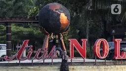 Wisatawan berpose di Titik Nol KM, Pantai Anyer, Banten, Sabtu (5/9/2020). Sebelum adanya pandemi COVID-19, Pantai Anyer telah mengalami penurunan pengunjung karena bencana tsunami yang melanda pada tahun 2018 lalu. (Liputan6.com/Johan Tallo)