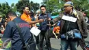 Tersangka saat memperagakan menembak korban Mamat Syurohmat juragan beras yang terjadi pada 21 Maret lalu di Ciracas, Jakarta, Kamis (17/6/2015). Tujuh orang pelaku memperagakan 20 adegan rekonstruksi. (Liputan6.com/Yoppy Renato)