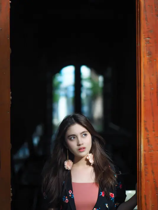 Pergi berlibur, pemilik nama lengkap Nabilah Ratna Ayu Azalia ini tampil memukau dengan baju bermotif bunga-bunga. Anting berbentuk bunga membuat ia terlihat ceria. Tak hanya itu, riasan yang natural membuat gadis 20 tahun ini terlihat bak idol Korea. (Liputan6.com/IG/@nblh.ayu)