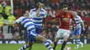 Pemain Manchester United, Juan Mata (kanan) berusaha melewati kawalan pemain Reading, Yann Kermorgant pada laga Piala FA di Old Trafford, (7/1/2017). Setan Merah menang 4-0. (AP/Rui Vieira)