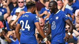 Chelsea sukses memboyong bek tangguh Kalidou Koulibaly dari Napoli untuk menggantikan posisi Antinio Rudiger yang hijrah ke Real Madrid. Mahar 38 juta euro untuk seorang bek tengah berusia 31 tahun sebenarnya cukup tinggi. Namun Koulibaly yang tampil tangguh bersama Napoli meyakinkan Chelsea dengan performanya. (AFP/Glyn Kirk)