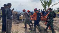 Proses evakuasi temuan jenazah di lokasi longsor Pasirlangu, Cisarua, Kabupaten Bandung Barat, Senin (26/1/2026). (Liputan6.com/ Dikdik Ripaldi)