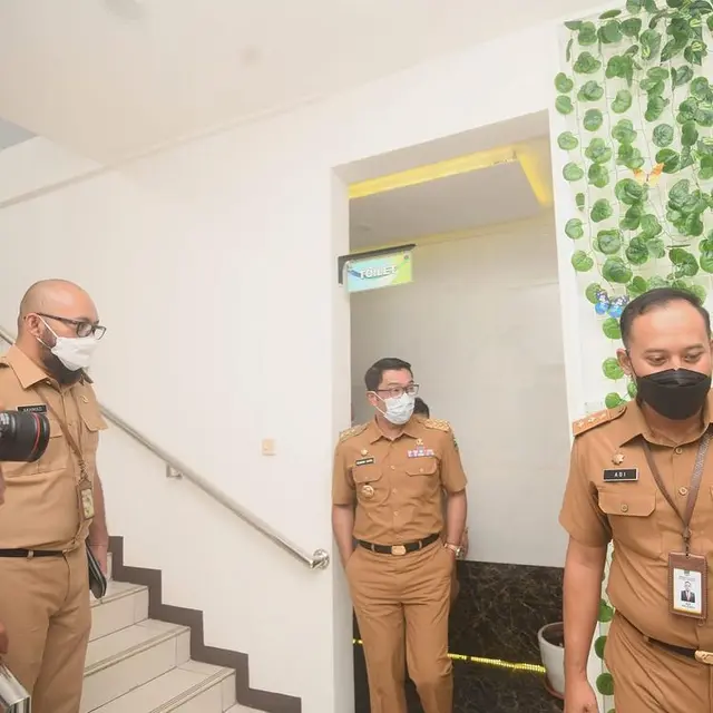 6 Potret Ridwan Kamil Kembali Bertugas di Hari Pertama Sebagai Gubernur, Gendong Arka