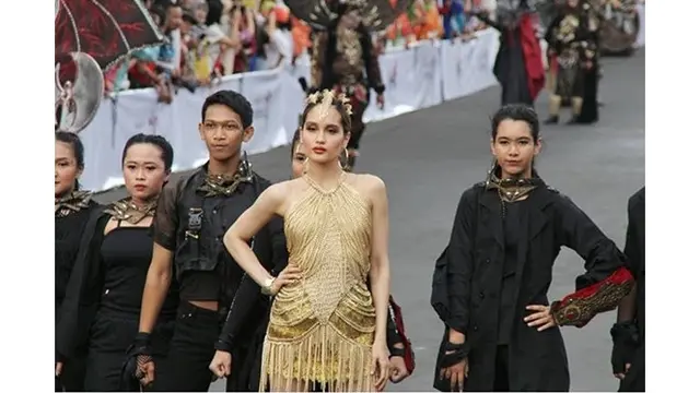 7 Potret Penampilan Cinta Laura di Jember Fashion Carnaval 2019, Tampil Memukau