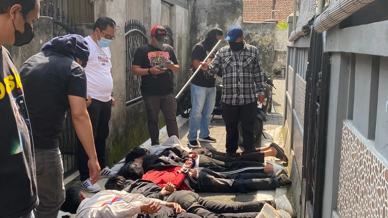 Sejumlah pelajar ditahan polisi saat aksi karena terbukti menggunakan narkoba. (Liputan6/Fira Syahrin)