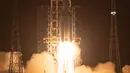 Roket Long March-5 yang membawa wahana antariksa Chang'e-5 meluncur dari Situs Peluncuran Wahana Antariksa Wenchang di Hainan, China, 24 November 2020. China meluncurkan wahana antariksa untuk mengumpulkan dan membawa pulang sampel dari Bulan. (Xinhua/Pu Xiaoxu)