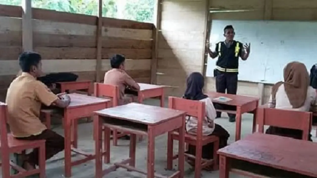 20160320-Minat-Sekolah-Renah-Kabupaten-Mamuju-Polisi-Blusukan-Makassar