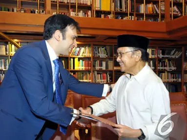 BJ Habibie dan  Manoj Punjabi sepakat membuat sekuel Habibie & Ainun, Jakarta, Kamis (11 /12/2014). (Liputan6.com/Panji Diksana)