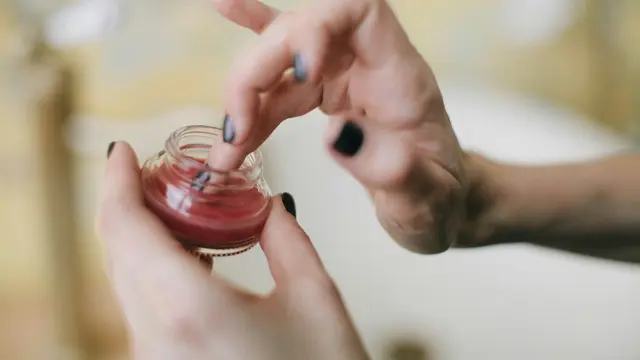 Ini Makeup Cepat Saat Terburu-buru agar Tetap Segar dengan Hanya Satu Produk Lip and Cheek Tint