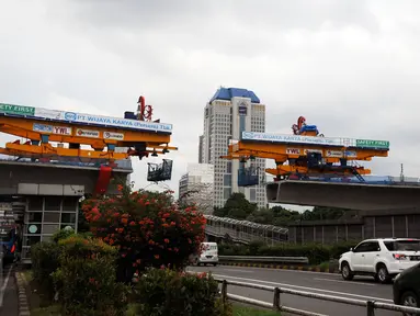 Pembangunan salah satu ruas flyover simpang susun Semanggi, Selasa (7/3). Secara keseluruhan akan terpasang 295 box girder di Simpang Susun Semanggi. (Liputan6.com/Helmi Fithriansyah)