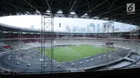 Kondisi lapangan saat tes penyiraman di sela-sela renovasi Stadion Utama Gelora Bung Karno, Jakarta, Selasa (8/8). Hingga saat ini, renovasi telah mencapai sekitar 80% dan ditargetkan rampung pada akhir 2017. (Liputan6.com/Helmi Fithriansyah)