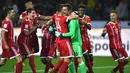 Para pemain Bayern Munchen merayakan kemenangan atas Dortmund pada laga Piala Super Jerman di Stadion Signal Iduna Park, Dortmund, Sabtu (5/8/2017). Munchen menang adu penalti 5-4 atas Dortmund. (AFP/Patrik Stollarz)