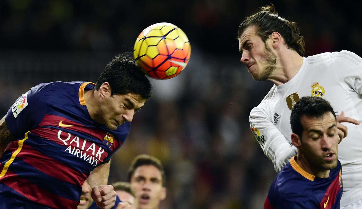 Duel udara antara Luis Suarez (kiri) dan Gareth Bale dalam laga La Liga Spanyol di Stadion Santiago Bernabeu, Madrid, Minggu (22/11/2015) dini hari WIB. (AFP Photo/Javier Soriano)