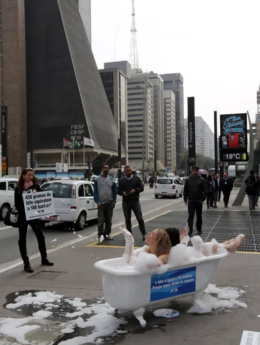 Aksi aktivis wanita dari People for the Ethical Treatment of Animals (PETA) ketika kampanye dengan mandi di Jalan Paulista di Sao Paulo, Brasil, Selasa (2/8). Aksi itu untuk mengajak masyarakat beralih ke pola makan vegetarian. (REUTERS/Paulo Whitaker)