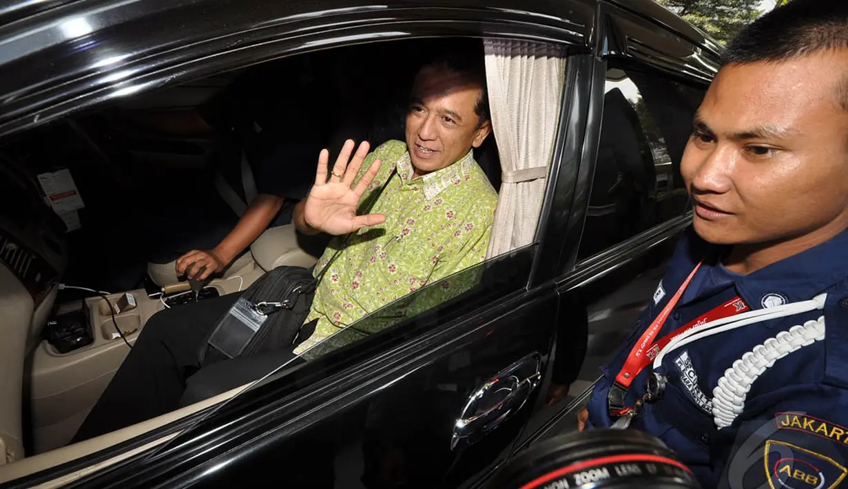 Komisaris Utama PT PLN, Chandra M Hamzah, saat akan meninggalkan Gedung KPK, Jakarta, Rabu (24/12/2014). (Liputan6.com/Miftahul Hayat)