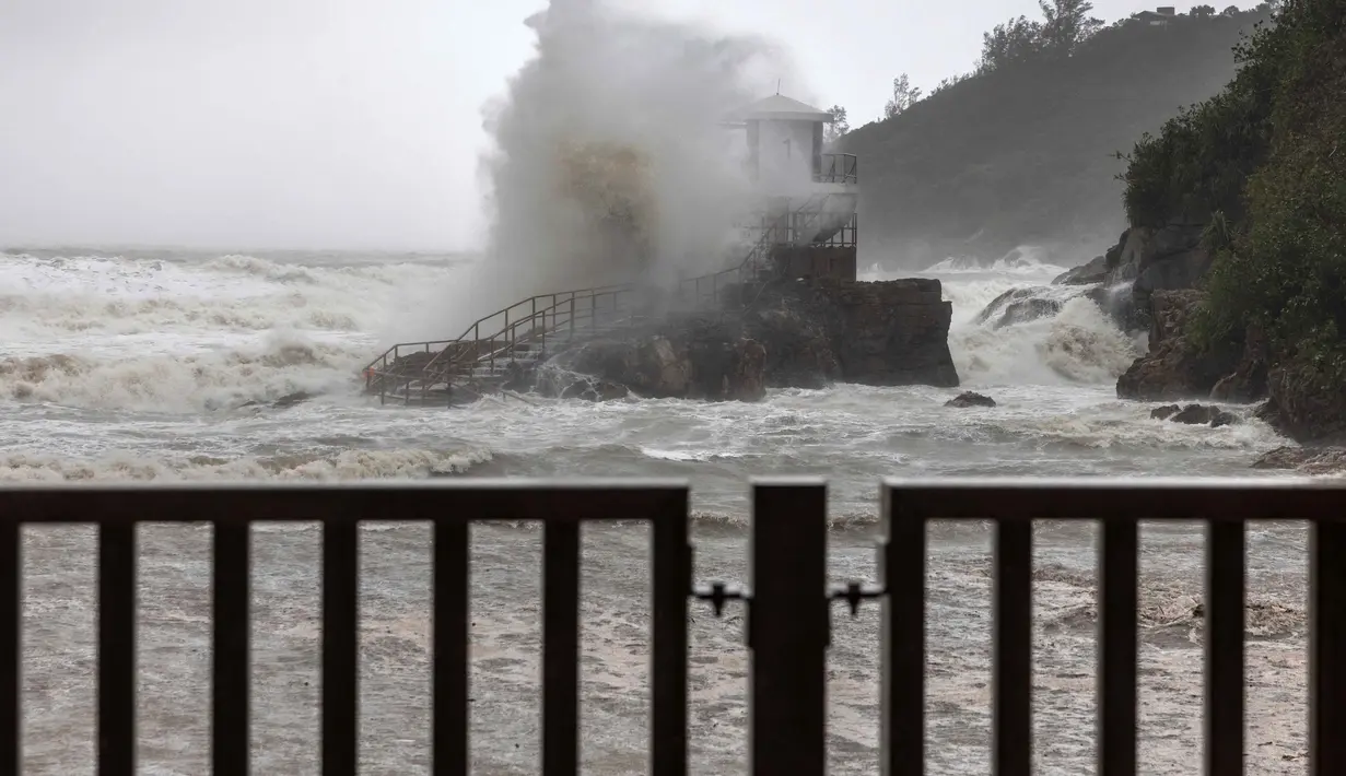 Angin kencang, hujan deras, serta gelombang tinggi menerjang Hong Kong pada Rabu 24 September 2025 saat Topan Super Ragasa bergerak menuju selatan China. (Dale DE LA REY/AFP)