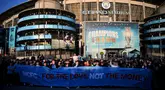 Para pendukung Manchester City melakukan protes akibat mahalnya harga tiket dengan membentangkan banner bertuliskan "MFC untuk cinta bukan uang"  sebelum laga lanjutan Liga Inggris 2024/2025 melawan Leicester di Etihad Stadium, Manchester, Inggris, Rabu (02/04/2025) waktu setempat. (AFP/Oli Scarff)