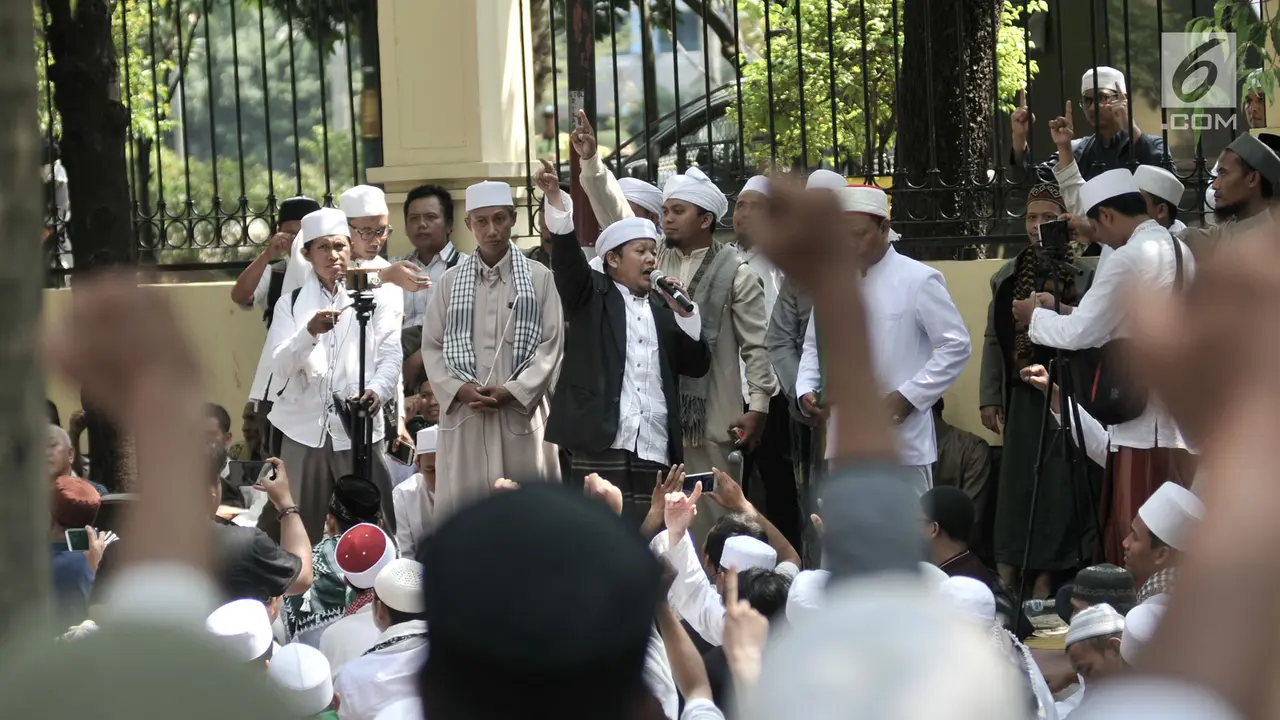 Gugatan Ditolak, Massa HTI Sujud Syukur di Luar Gedung PTUN