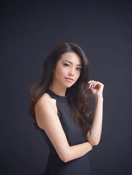 Bertubuh tinggi dan ramping, membuat Velove yang berambut panjang selalu berhasil memikat hati saat berpenampilan feminim. Contohnya adalah saat ia memakai outfit hitam seperti di foto ini. (Instagram/vaelovexia)