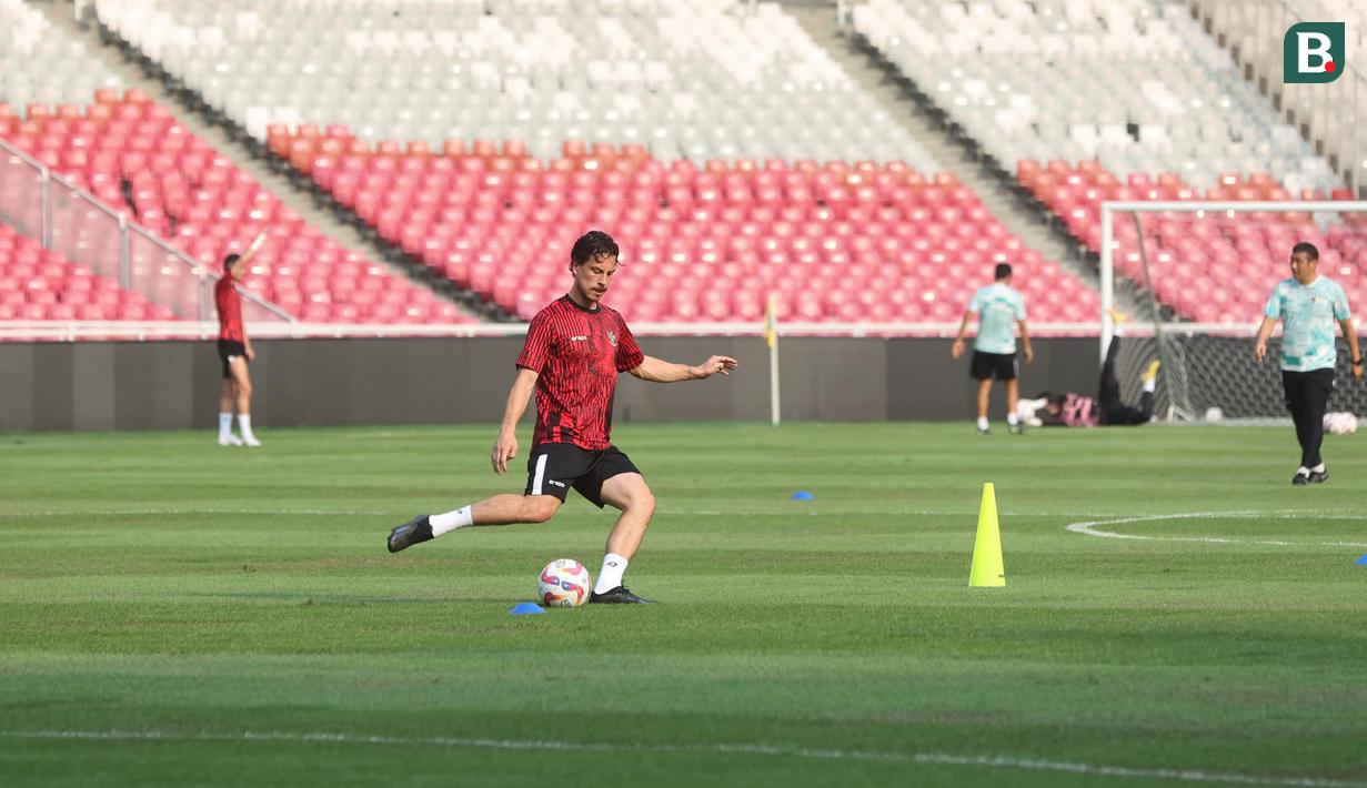 Pemain Timnas Indonesia, Thom Haye, melepaskan tendangan saat sesi latihan resmi di Stadion Utama Gelora Bung Karno (SUGBK), Jakarta, Rabu (5/6/2024). Indonesia akan menghadapi Irak dalam Kualifikasi Piala Dunia 2026. (Bola.com/M Iqbal Ichsan)