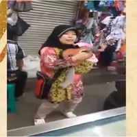 Gara-gara lagu Sambalado yang dibawakan oleh Ayu Ting Ting, ibu pengamen ini sukses bikin geger media sosial Tanah Air.
