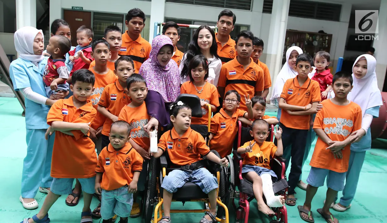 Nikita Willy foto bersama dengan anak-anak di Yasasan Sayap Ibu, Jakarta, Kamis (29/6). Nikita Willy merayakan ulang tahun ke 23 tahun bersama 35 anak Yayasan Sayap ibu dari balita hingga SMP. (Liputan6.com/Herman Zakharia)
