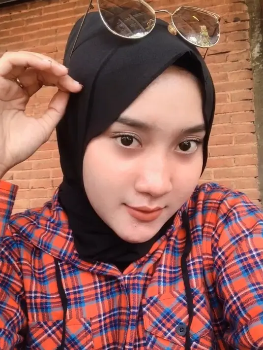 Saat sedang di panggung, ia tak mnegenakan hijab. Tapi dalam kesehariannya, Yeni tampak tampil beda. Beberapa kali ia mengenakan hijab, hal itu terlihat dari unggahan di instagramnya dengan mengenakan hijab diberbagai kesempatan. Berikut beberapa potret Yeni yang anggun memesona saat mengenakan hijab. [Instagram/yeniinka]