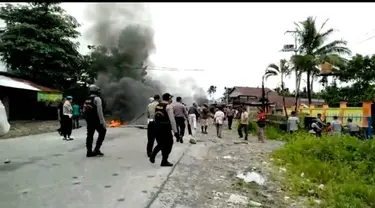 Seorang guru tewas ditabrak dua anak di bawah umur. Warga yang kesal memblokade jalan penghubung Timika dan Kuala Kencana.