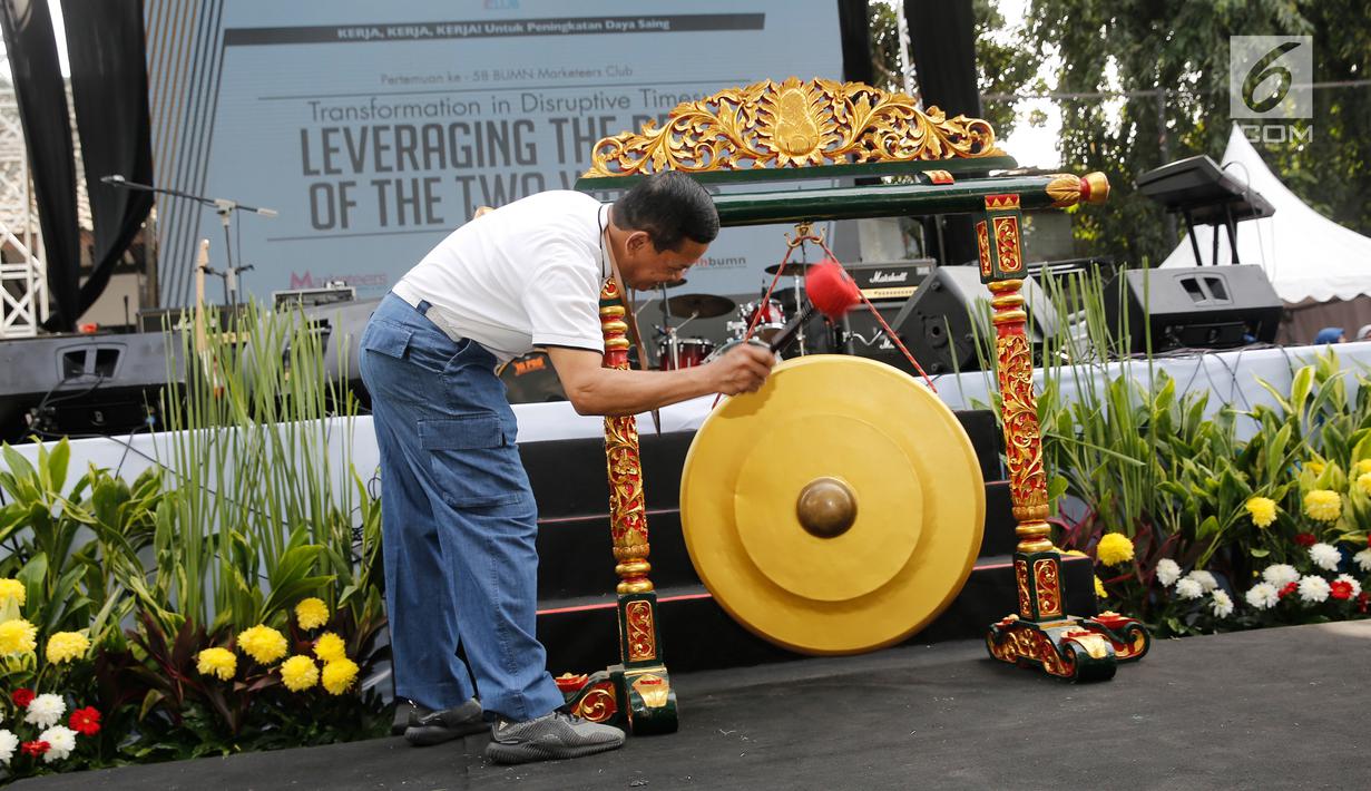 Dirut Asabri Sonny Widjaja memukul gong saat HUT ke-47 Asabri, Jakarta, (3/8). Perayaan HUT Asabri didahului dengan coffe morning bersama Hermawan Kartajaya untuk sharing dengan seluruh perusahaan di bawah kementerian BUMN. Liputan6.com/Pool/Asabri)