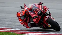 Pembalap&nbsp;Ducati Lenovo Team, Francesco Bagnaia, berhasil finis terdepan pada MotoGP Malaysia 2022 yang berlangsung di Sirkuit Sepang, Minggu (23/10/2022) siang WIB. Hasil itu membuat Bagnaia semakin dekat dengan trofi juara dunia MotoGP. (AFP/MOHD RASFAN)