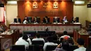 Ketua DKPP, Jimly Asshiddiqie (tengah) mengesahkan hasil putusan sidang terkait penyelenggara pemilu diberbagai daerah, Jakarta, Selasa (26/1/2016). Sidang memutuskan memberhentikan dengan tetap enam pengawas pemilu. (Liputan6.com/Helmi Fithriansyah)