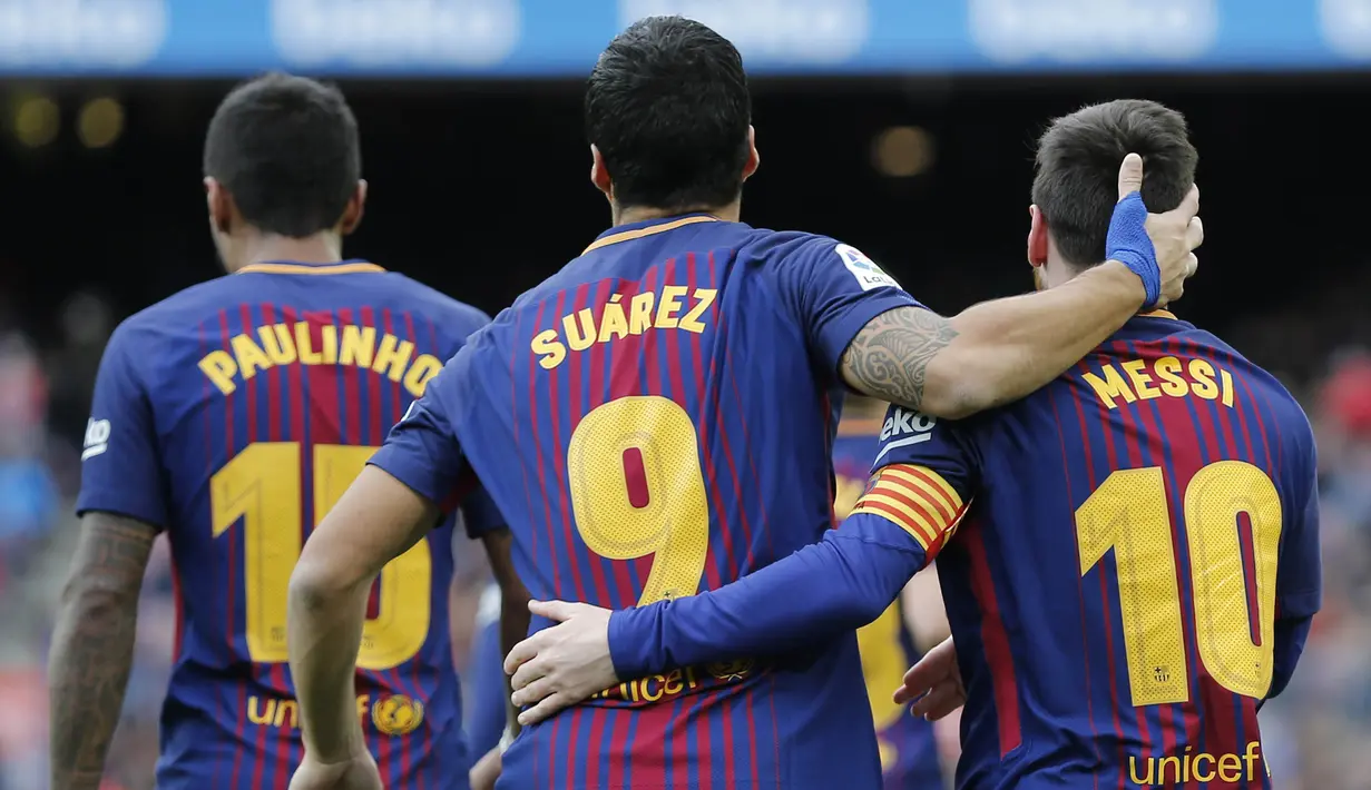Para pemain Barcelona merayakan gol yang dicetak Luis Suarez ke gawang Celta Vigo pada laga La Liga Spanyol di Stadion Camp Nou, Katalonia, Sabtu (2/12/2017). Kedua klub bermain imbang 2-2. (AFP/Pau Barrena)