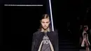 Salah satu kejutan dalam koleksi ini adalah kembalinya kaos J’adore Dior rancangan John Galliano. Bordir potongan, aplikasi detail, dan pita beludru hitam dengan mutiara barok menambah tekstur pada rok dan gaun, memberikan sentuhan klasik yang segar.  [Dok/Dior],
