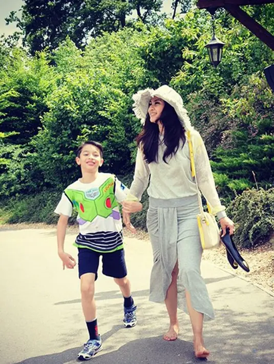 Namun di sisi lain Maudy sangat menyadari dan tidak membantah, bahwa Eddy lebih dekat dengan sang Ayah, Erik. Menurut Maudy, suaminya itu lebih bisa memahami cara menyikapi anaknya karena sesama laki-laki. (Instagram/Maudykoesnaedi)