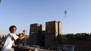 Seorang anak menerbangkan layang-layang di atap sebuah gedung selama masa pandemi COVID-19 di Kairo, Mesir, pada Senin (11/5/2020). Mesir mencatatkan peningkatan harian sebanyak 346 kasus infeksi COVID-19, menambah jumlah kasus terkonfirmasi di negara itu menjadi 9.746. (Xinhua/Ahmed Gomaa)