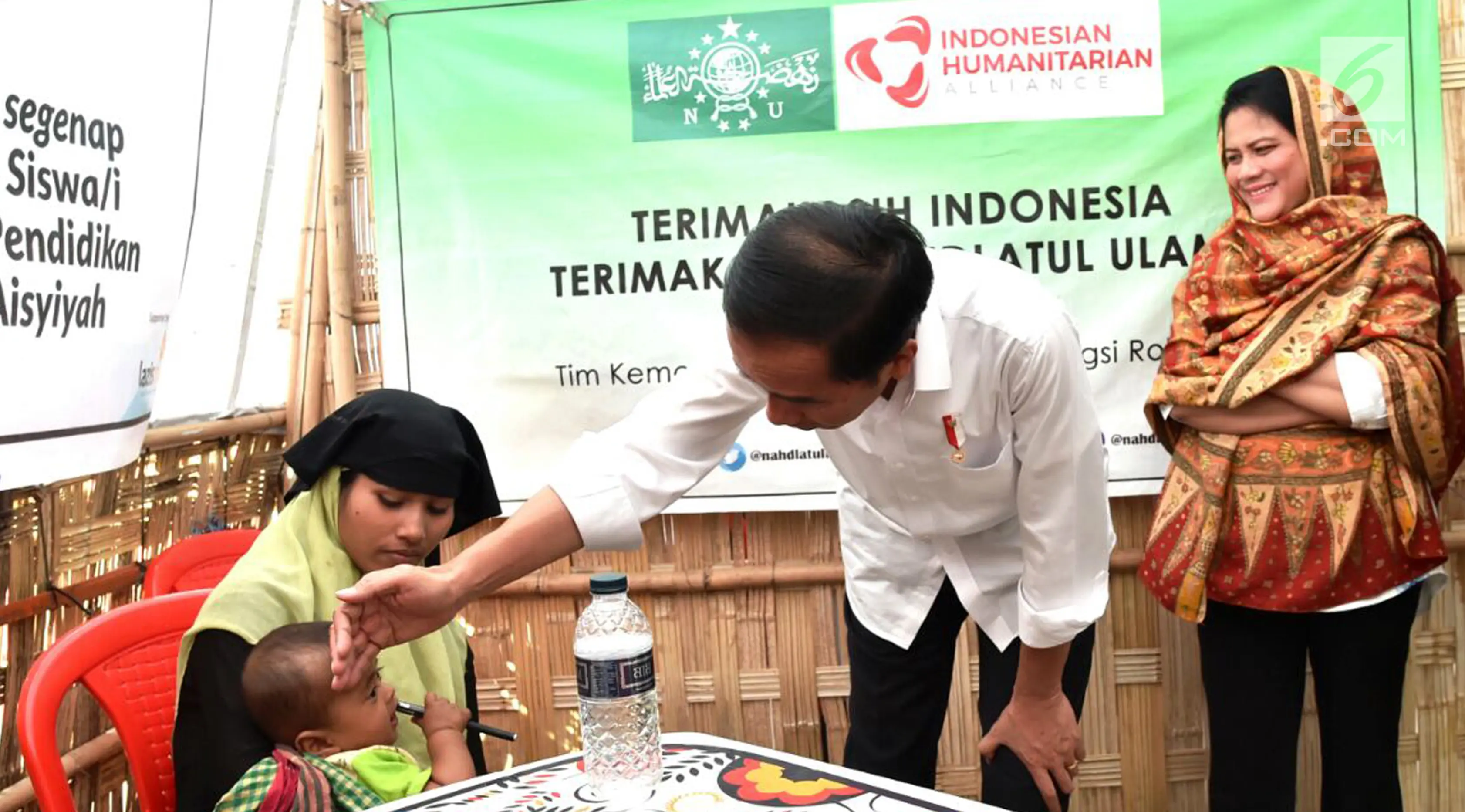 Presiden Jokowi mengecek kesehatan seorang bayi di pengungsian Rahkhine State, Kamp Jamtoli, Bangladesh, Minggu (28/1). Jokowi mengapresiasi semua pihak yang mendukung pemerintah membantu pengungsi Rohingya. (Liputan6.com/Pool/Rusman Biro Pers Setpres)