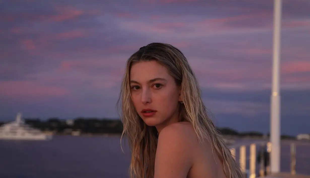 Tidak hanya memiliki bodi yang ramping, Eve Jobs juga memiliki wajah fierce dengan rambut blonde ala supermodel